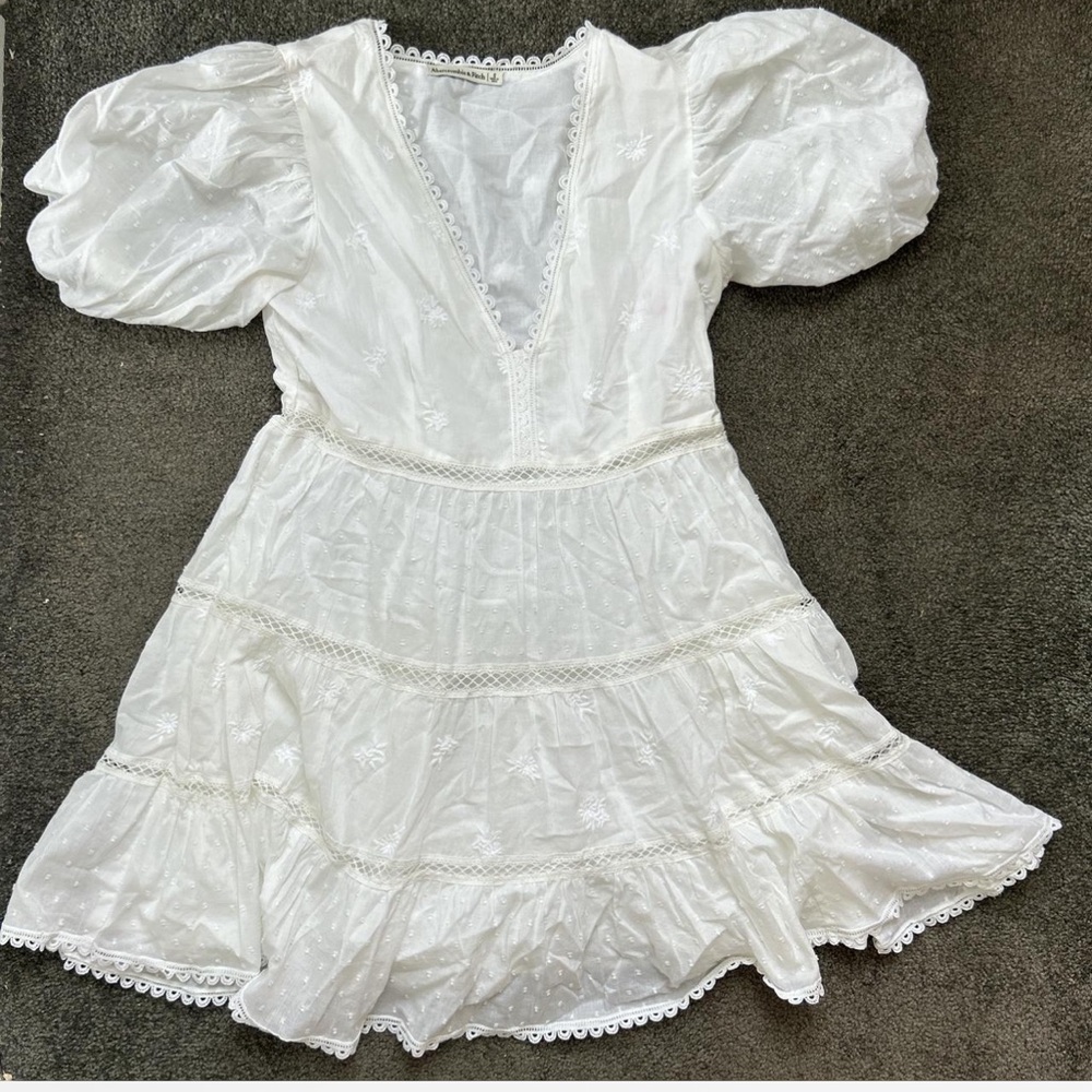 small white flowy babydoll abercrombie and fitch dress, perfect for summer time